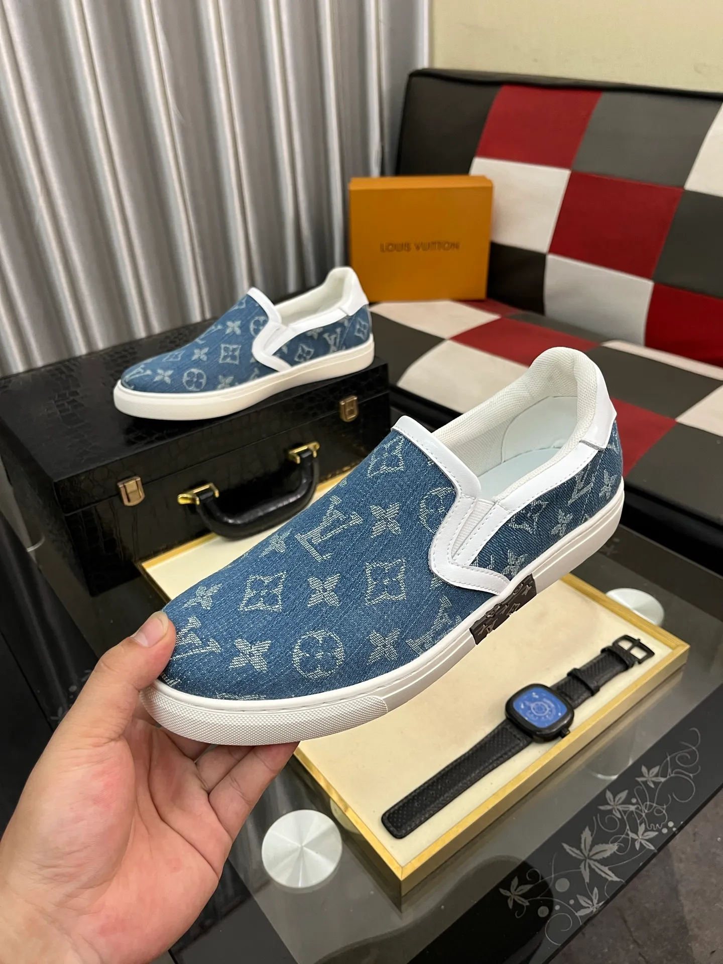 Men's shoes 💰400⌚️⌚️LV's new men's high-end casual sports shoes, using imported first-layer cowhide silk screen printing brand lougou, original ultra-light tpu outsole, wear-resistant and comfortable, Monogram lougou embellished rubber outsole, breathable mesh lining, versatile classic style! Size: 38-442️⃣Colors available